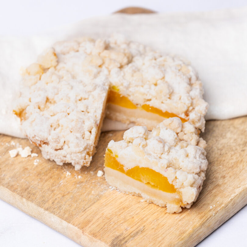 Aprikosen-Pistazien Crumble, glutenfreier veganer Streuselkuchen, angeschnitten, Isabella Glutenfreie Patisserie