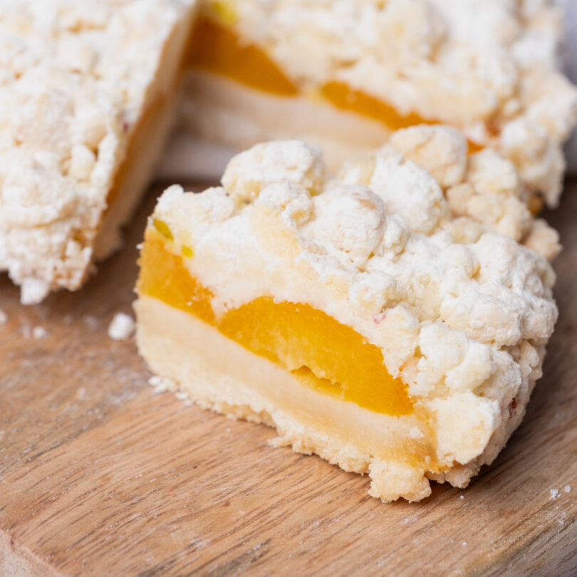 Aprikosen-Pistazien Crumble, glutenfreier veganer Streuselkuchen, angeschnitten, Isabella Glutenfreie Patisserie