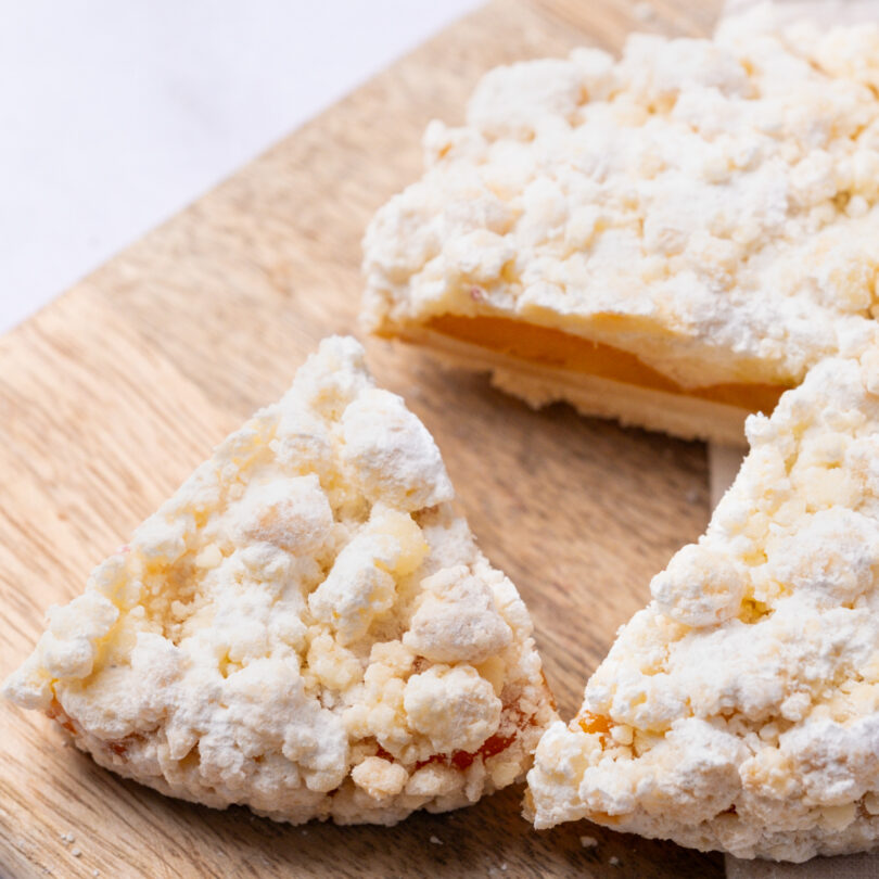 Aprikosen-Pistazien Crumble, glutenfreier veganer Streuselkuchen, angeschnitten, Isabella Glutenfreie Patisserie