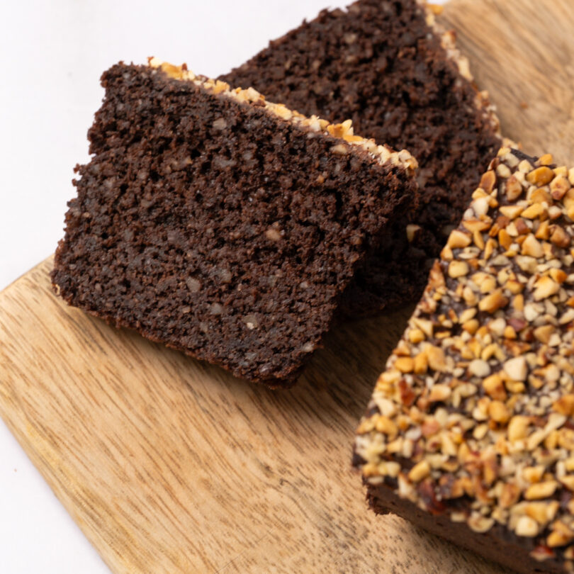 Choc'o Nut Delight, glutenfreier,laktosefreier Schokoladenkuchen mit Haselnüssen, angeschnitten, Isabella Glutenfreie Patisserie