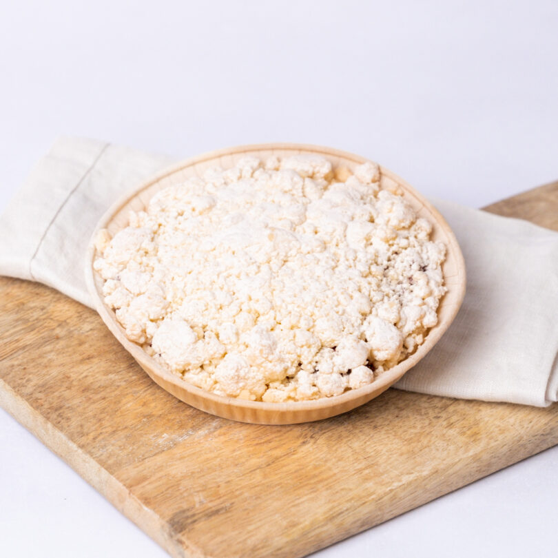 Kirsch Crumble, glutenfreier veganer Streuselkuchen, angeschnitten, Isabella Glutenfreie Patisserie