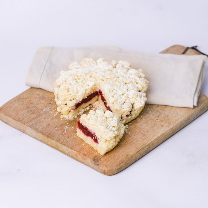 Kirsch Crumble, glutenfreier veganer Streuselkuchen, angeschnitten, Isabella Glutenfreie Patisserie