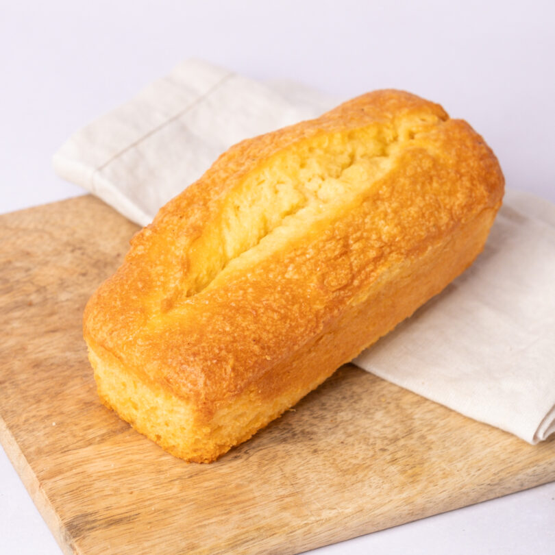 Almond Cake, glutenfreier laktosefreier Rührkuchen mit Mandel und Vanille, angeschnitten, Isabella Glutenfreie Patisserie