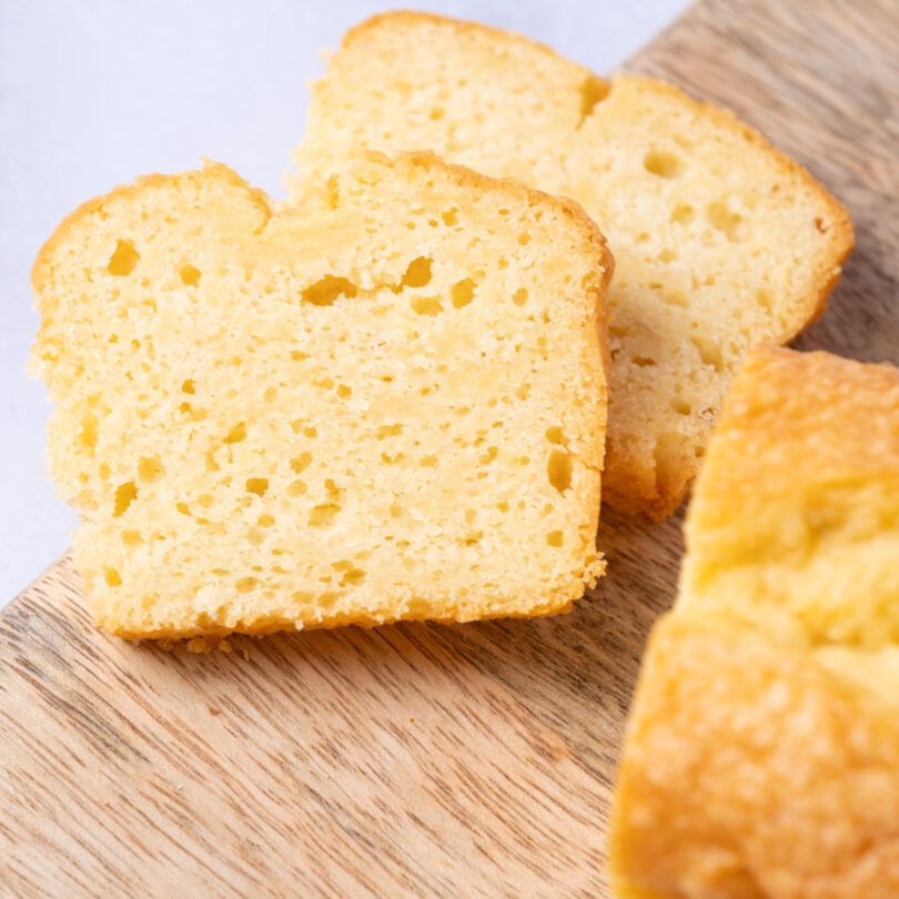 Almond Cake, glutenfreier laktosefreier Rührkuchen mit Mandel und Vanille, angeschnitten, Isabella Glutenfreie Patisserie