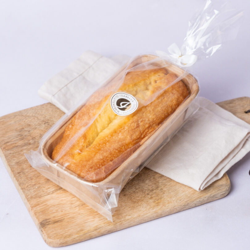 Almond Cake, glutenfreier laktosefreier Rührkuchen mit Mandel und Vanille, angeschnitten, Isabella Glutenfreie Patisserie