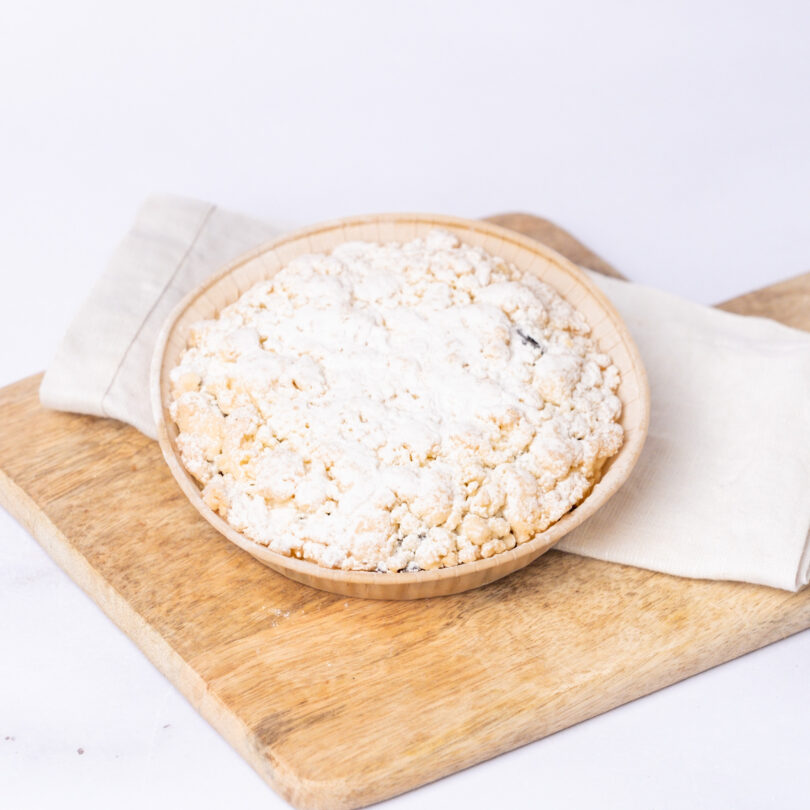 Pflaumen Crumble, glutenfreier veganer Streuselkuchen, angeschnitten, Isabella Glutenfreie Patisserie
