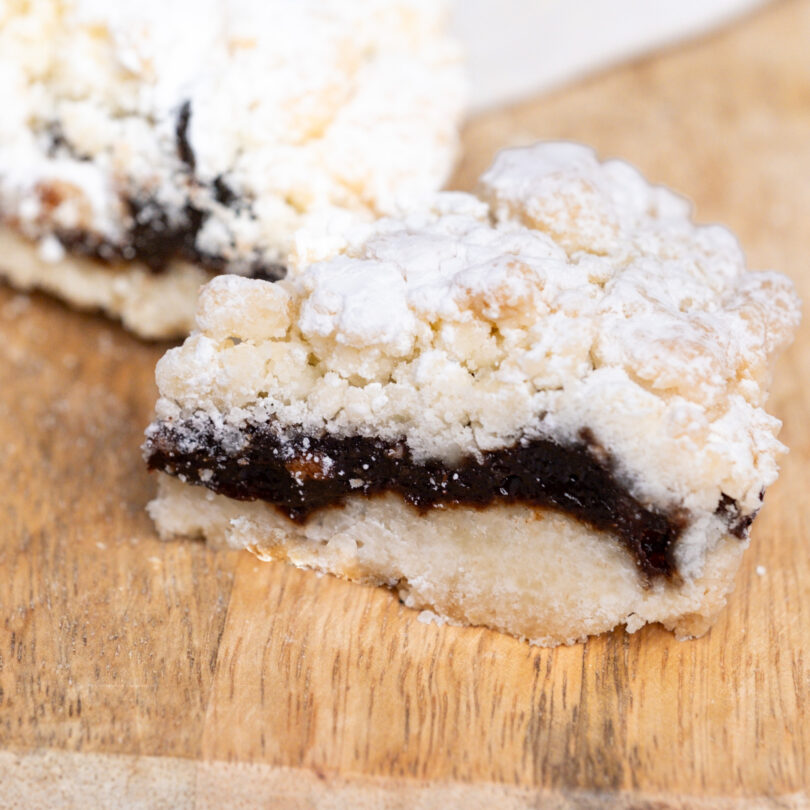 Pflaumen Crumble, glutenfreier veganer Streuselkuchen, angeschnitten, Isabella Glutenfreie Patisserie