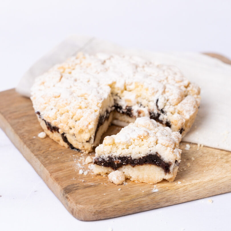 Pflaumen Crumble, glutenfreier veganer Streuselkuchen, angeschnitten, Isabella Glutenfreie Patisserie
