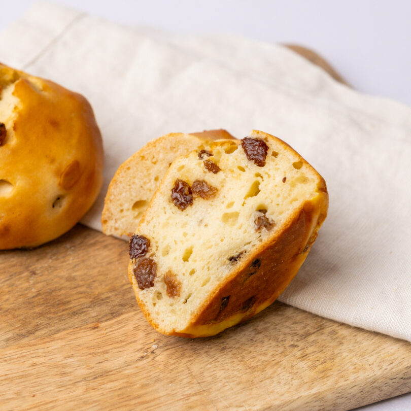 zwei glutenfreie Rosinen-Quarkbrötchen, glutenfreie süße Backwaren, Isabella Glutenfreie Patisserie