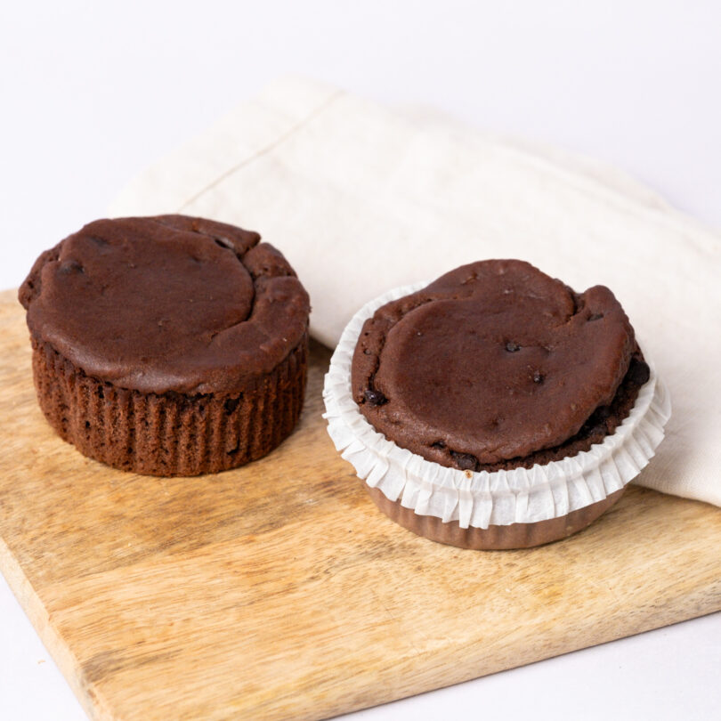zwei glutenfreie, vegane Schoko-Kokos Muffins, in Förmchen, Isabella Glutenfreie Patisserie