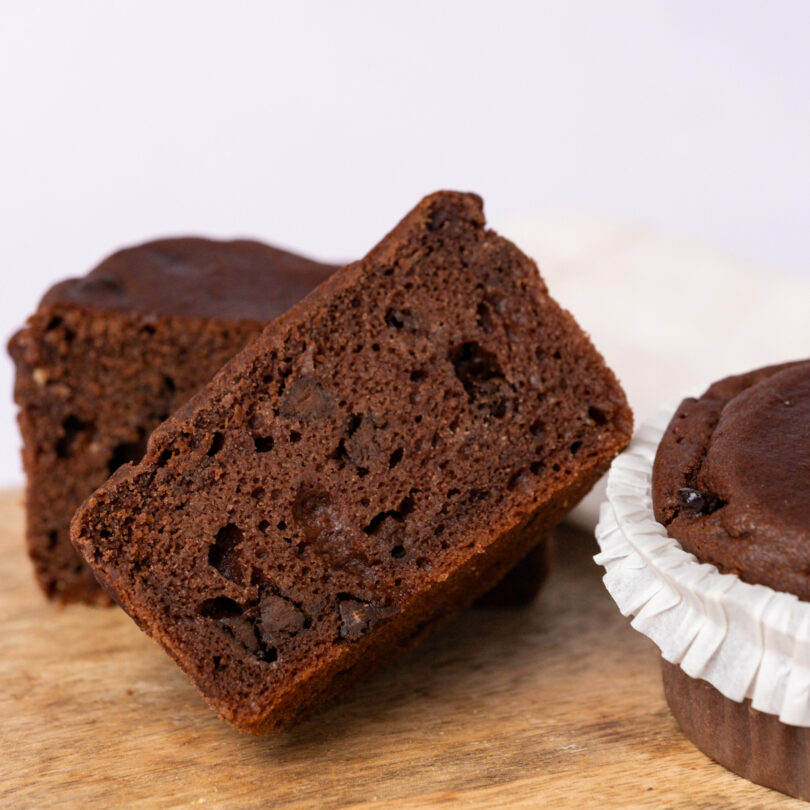 zwei glutenfreie, vegane Schoko-Kokos Muffins, in Förmchen, Isabella Glutenfreie Patisserie