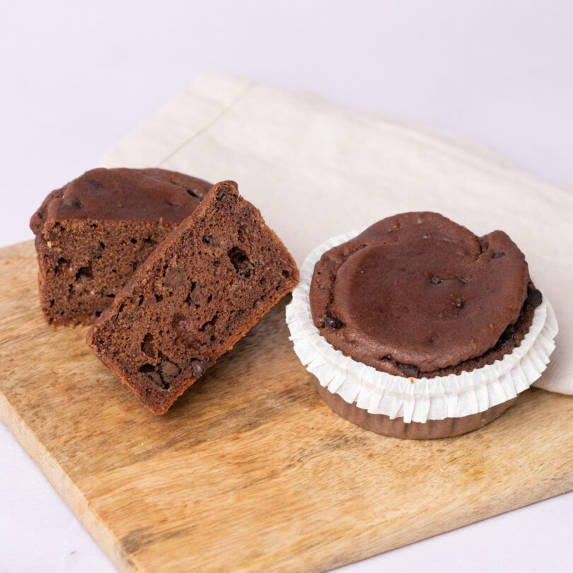 zwei glutenfreie, vegane Schoko-Kokos Muffins, in Förmchen, Isabella Glutenfreie Patisserie