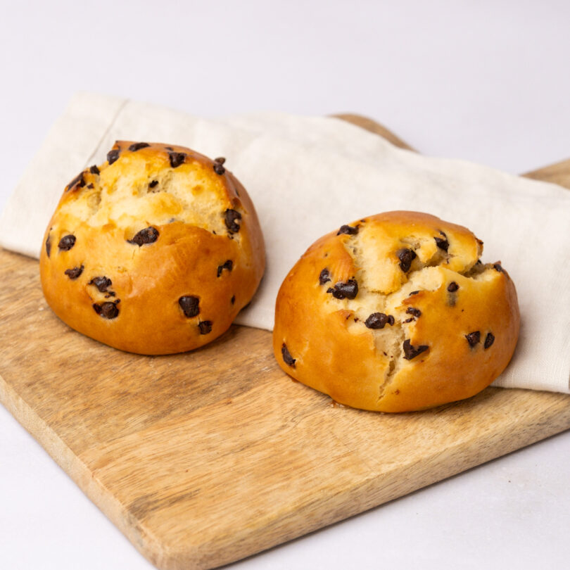zwei glutenfreie Schoko-Quarkbrötchen, glutenfreie süße Backwaren, Isabella Glutenfreie Patisserie