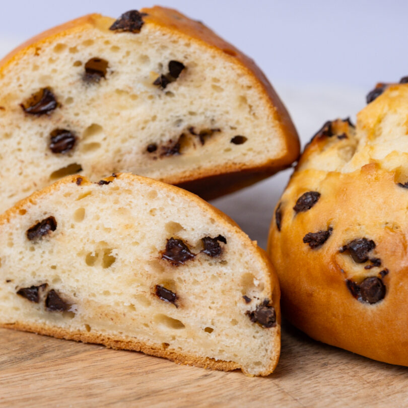 zwei glutenfreie Schoko-Quarkbrötchen, glutenfreie süße Backwaren, Isabella Glutenfreie Patisserie
