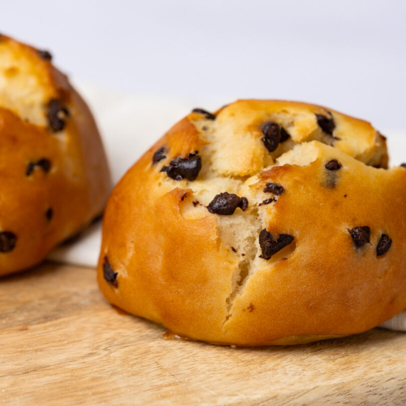 zwei glutenfreie Schoko-Quarkbrötchen, glutenfreie süße Backwaren, Isabella Glutenfreie Patisserie