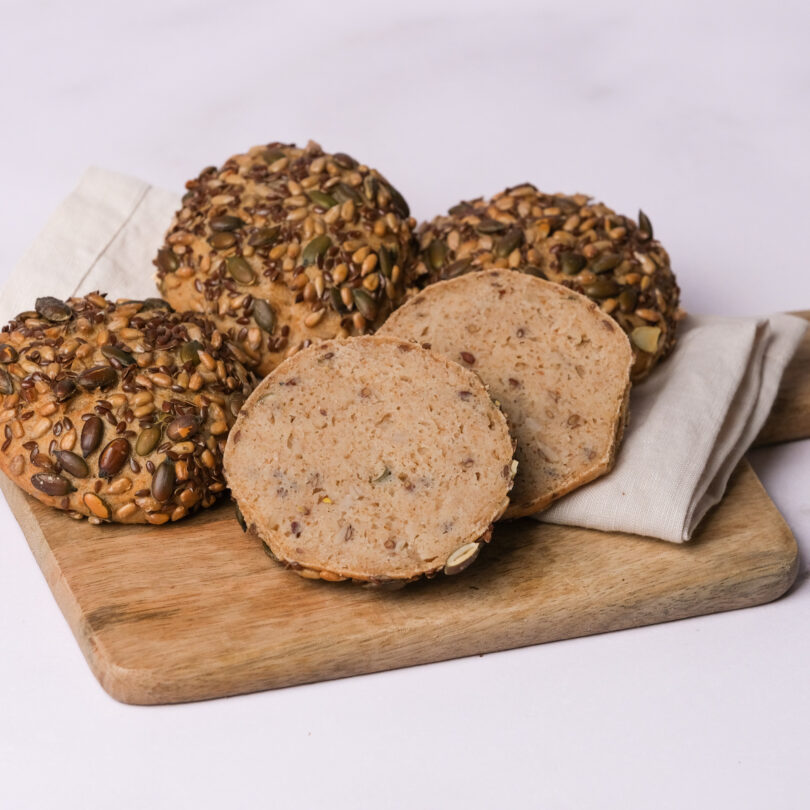 vier glutenfreie Bio Körnerbrötchen, glutenfreie vegane helle Brötchen, Isabella Glutenfreie Patisserie