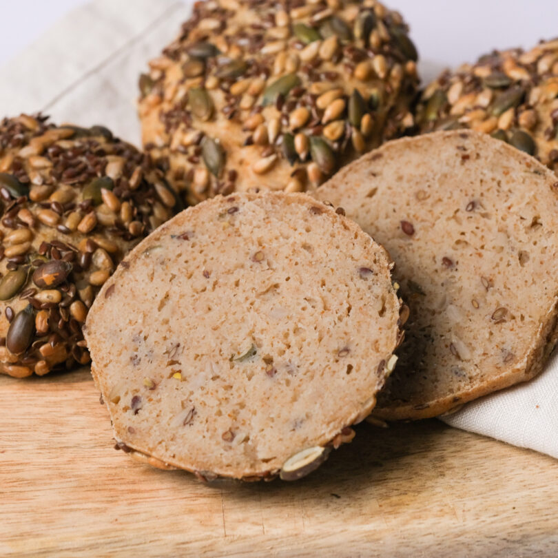 vier glutenfreie Bio Körnerbrötchen, glutenfreie vegane helle Brötchen, Isabella Glutenfreie Patisserie