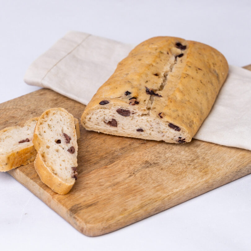 glutenfreies Bio Oliven-Ciabatta, glutenfreies veganes Brot angeschnitten, Isabella Glutenfreie Patisserie