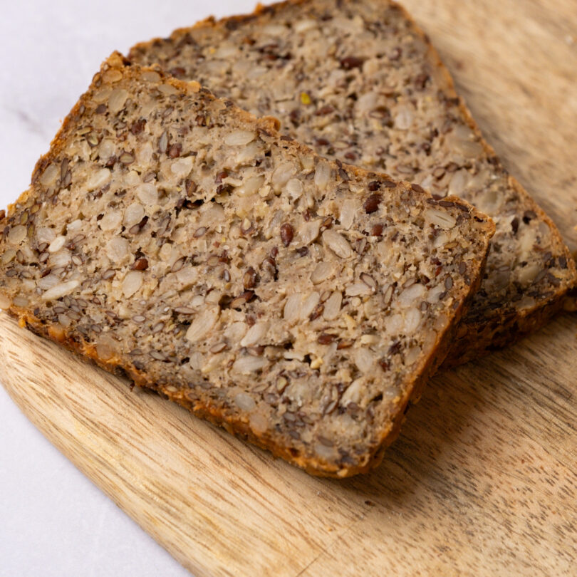 glutenfreies Bio Proteinbrot, glutenfreies veganes Brot, angeschnitten, Isabella Glutenfreie Patisserie