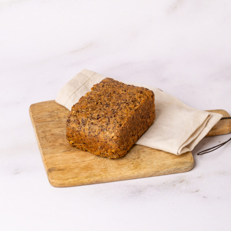 glutenfreies Bio Proteinbrot, glutenfreies veganes Brot, angeschnitten, Isabella Glutenfreie Patisserie