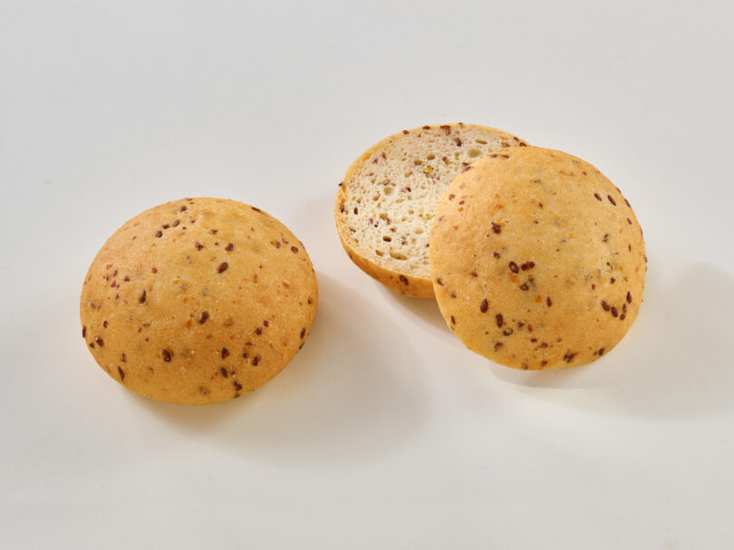 zwei glutenfreie Bio Leinsamenbrötchen, glutenfreie vegane helle Brötchen, angeschnitten, Isabella Glutenfreie Patisserie