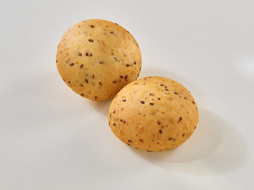 zwei glutenfreie Bio Leinsamenbrötchen, glutenfreie vegane helle Brötchen, Isabella Glutenfreie Patisserie