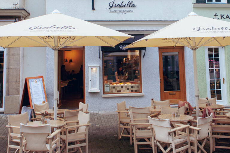Gemütlicher Außenbereich der Pâtisserie im Sommer
