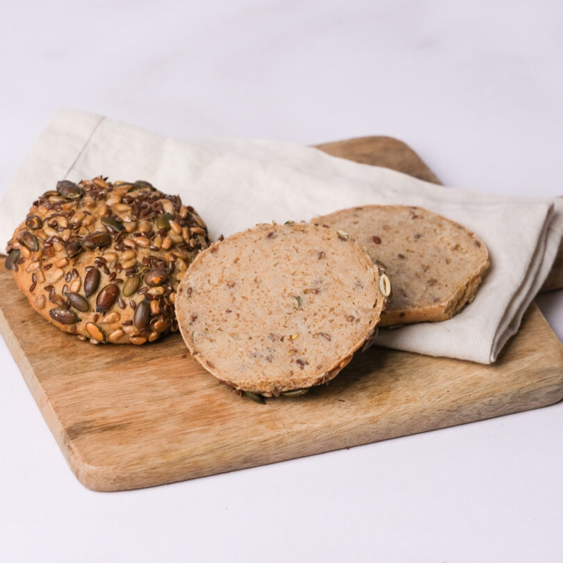 zwei glutenfreie Bio Körnerbrötchen, glutenfreie vegane helle Brötchen, Isabella Glutenfreie Patisserie