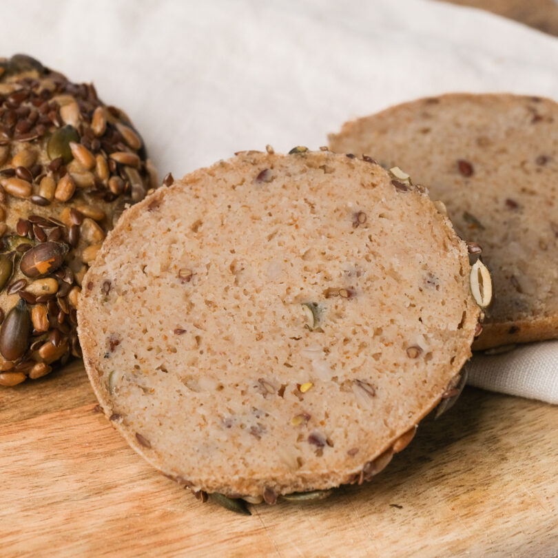 zwei glutenfreie Bio Körnerbrötchen, glutenfreie vegane helle Brötchen, Isabella Glutenfreie Patisserie