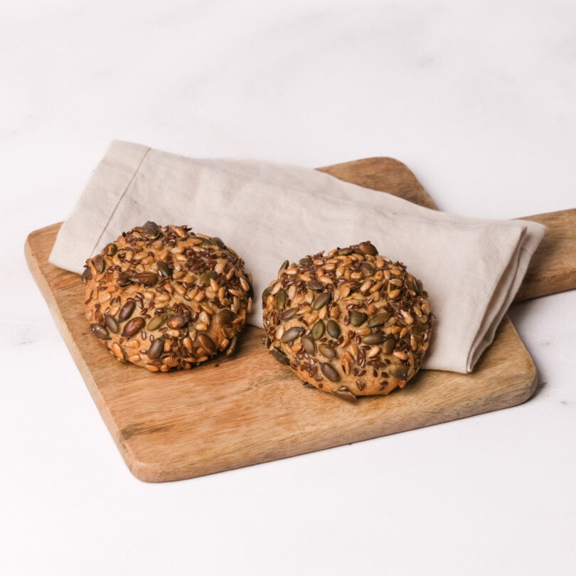 zwei glutenfreie Bio Körnerbrötchen, glutenfreie vegane helle Brötchen, Isabella Glutenfreie Patisserie