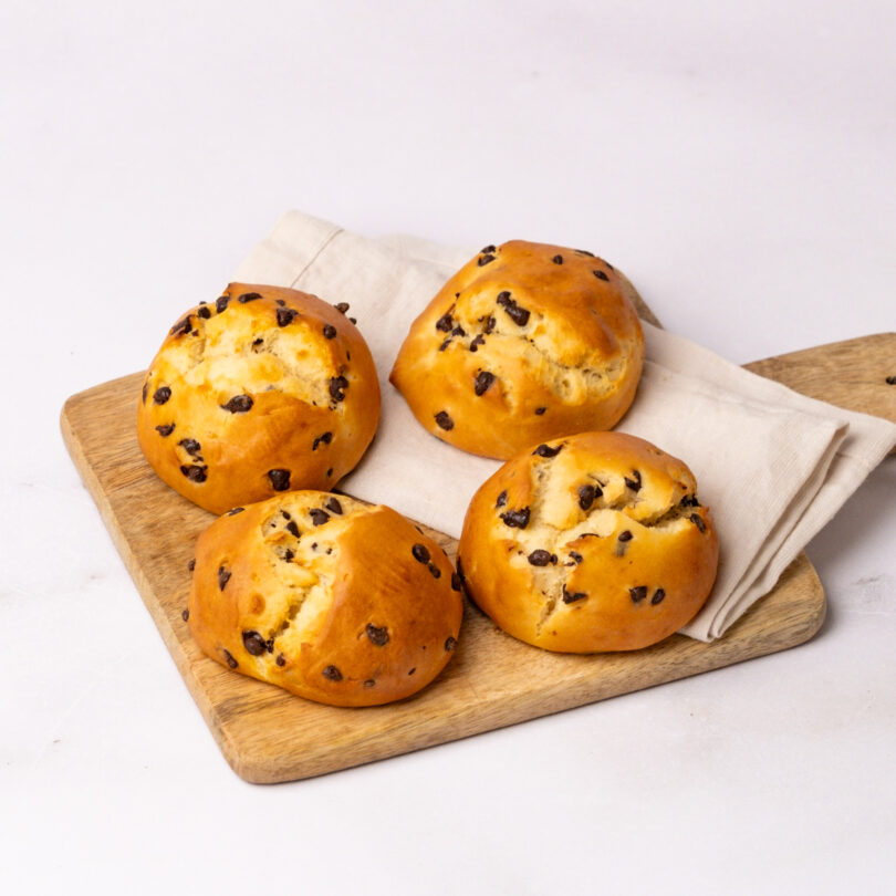 vier glutenfreie Schoko-Quarkbrötchen, glutenfreie süße Backwaren, angeschnitten, Isabella Glutenfreie Patisserie