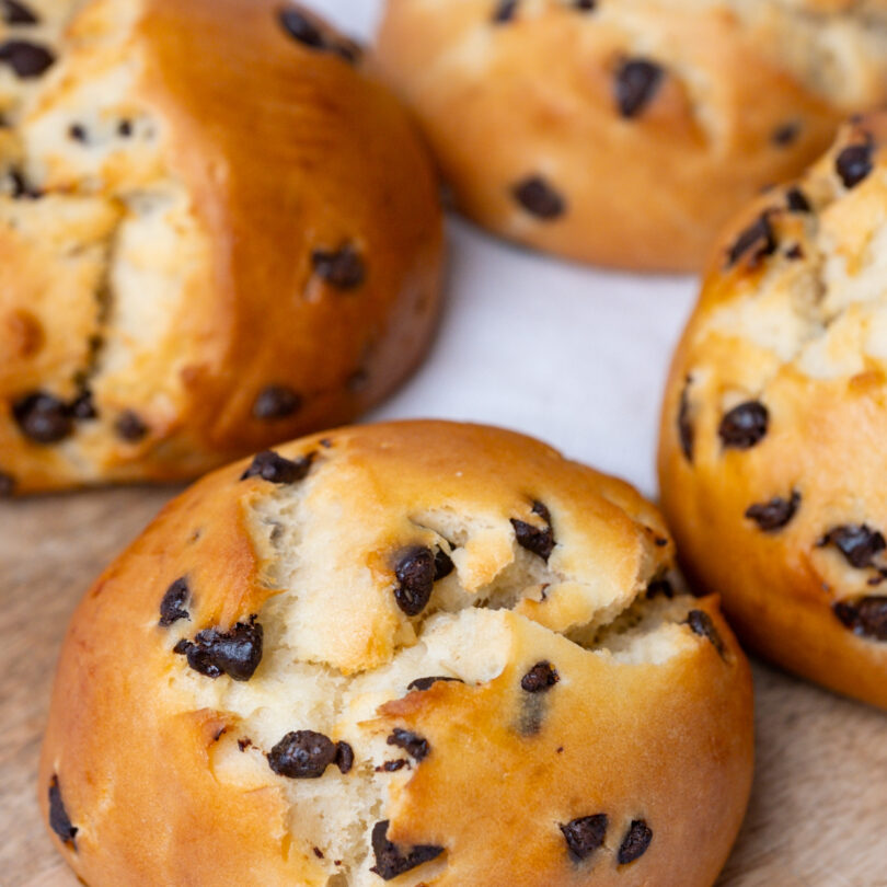 vier glutenfreie Schoko-Quarkbrötchen, glutenfreie süße Backwaren, angeschnitten, Isabella Glutenfreie Patisserie