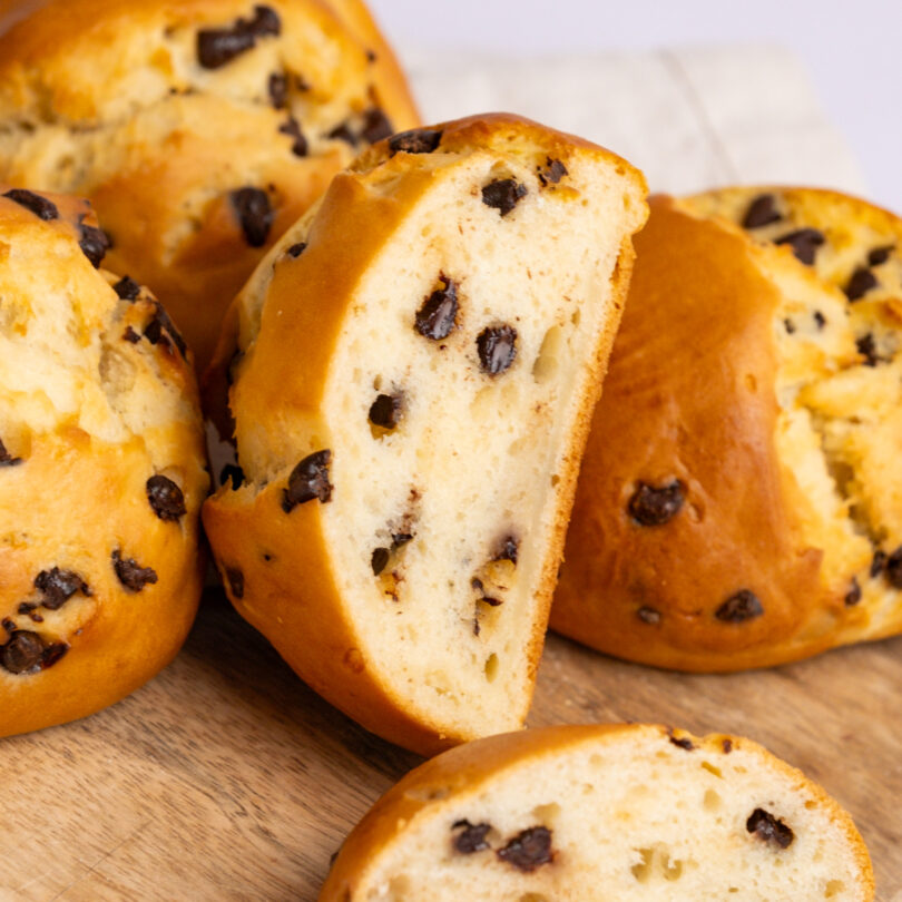 vier glutenfreie Schoko-Quarkbrötchen, glutenfreie süße Backwaren, angeschnitten, Isabella Glutenfreie Patisserie