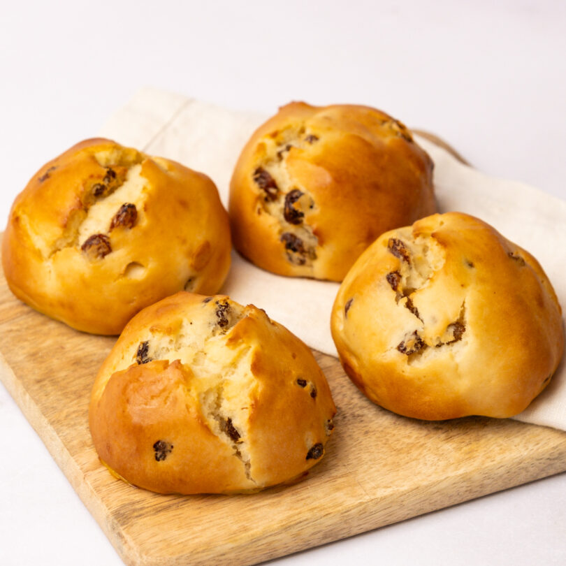 vier glutenfreie Rosinen-Quarkbrötchen, glutenfreie süße Backwaren, Isabella Glutenfreie Patisserie