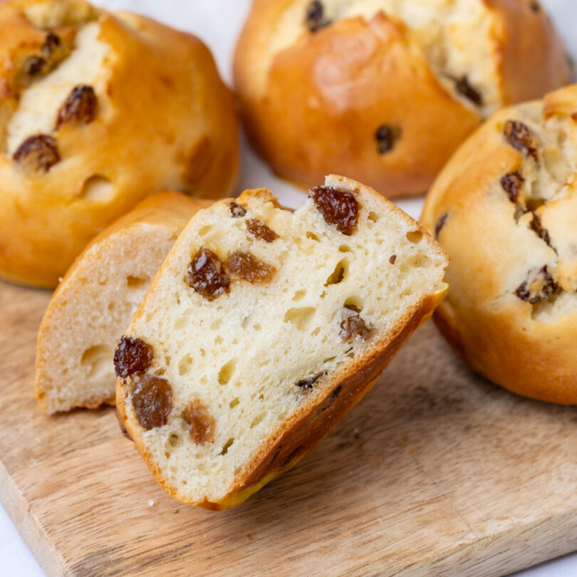 vier glutenfreie Rosinen-Quarkbrötchen, glutenfreie süße Backwaren, Isabella Glutenfreie Patisserie