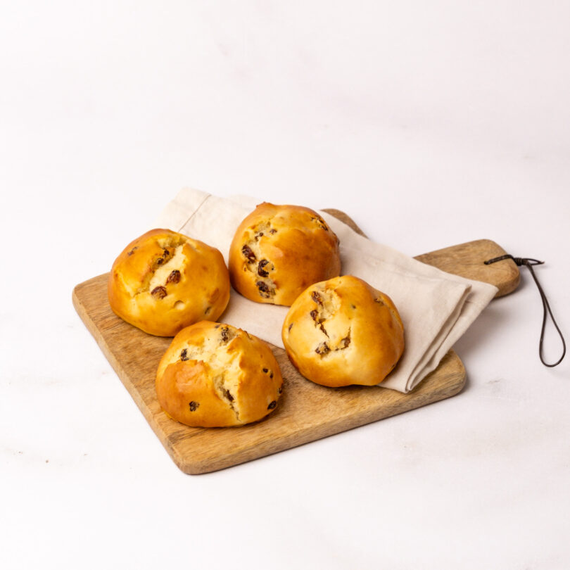 vier glutenfreie Rosinen-Quarkbrötchen, glutenfreie süße Backwaren, Isabella Glutenfreie Patisserie