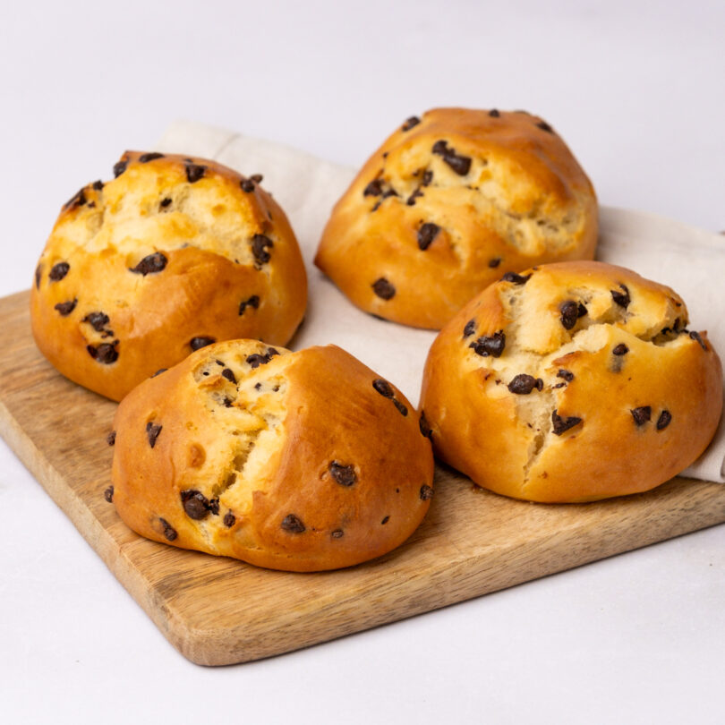 vier glutenfreie Schoko-Quarkbrötchen, glutenfreie süße Backwaren, angeschnitten, Isabella Glutenfreie Patisserie