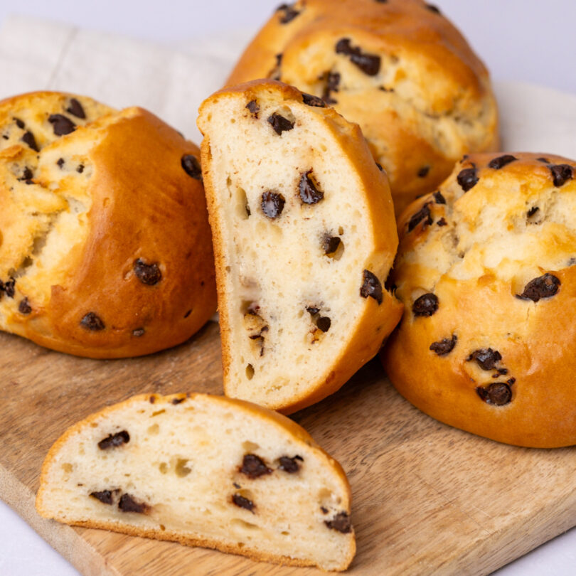 vier glutenfreie Schoko-Quarkbrötchen, glutenfreie süße Backwaren, angeschnitten, Isabella Glutenfreie Patisserie